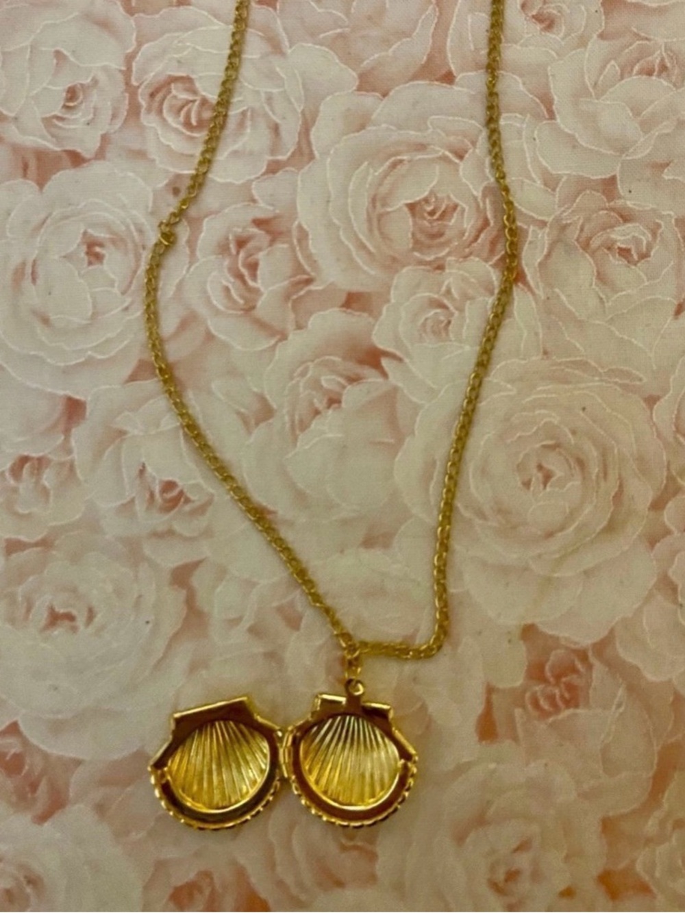 Mermaid Gold Shell Locket Necklace - Picture 3 of 7
